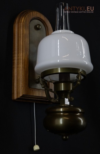 Rustykalny antyczny kinkiet z epoki – stylowe oświetlenie vintage z mlecznym kloszem