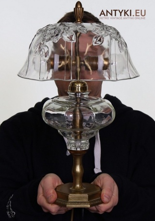 Starodawna dekoracyjna lampa stołowa retro z epoki – stylowe vintage wyposażenie wnętrz