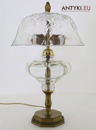 Starodawna dekoracyjna lampa stołowa retro z epoki – stylowe vintage wyposażenie wnętrz