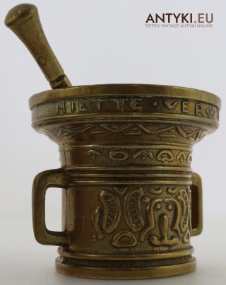 Stary mosiężny moździerz z dawnych lat – dekoracyjna pamiątka aptekarska