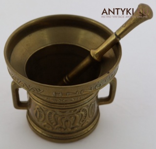 Stary mosiężny moździerz z dawnych lat – dekoracyjna pamiątka aptekarska