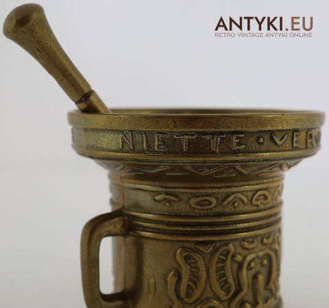 moździerz z inskrypcją niette verwin