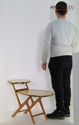 Stolik pomocniczy mid-century modern retro – 2 blaty, lite drewno, mosiądz