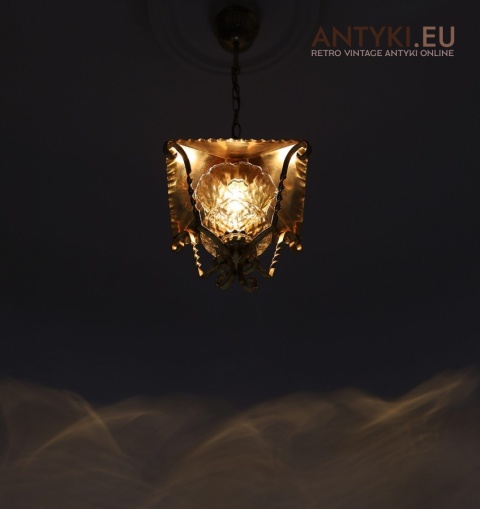 stara lampa wisząca z epoki