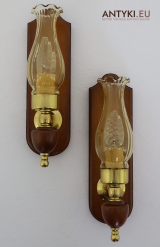 Stylowe kinkiety ścienne z epoki – drewniane retro vintage, klosze w kolorze bursztynu