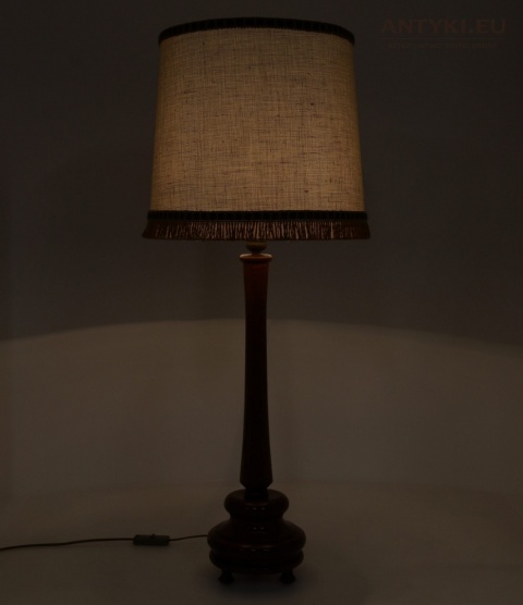 wysoka lampa stojąca retro