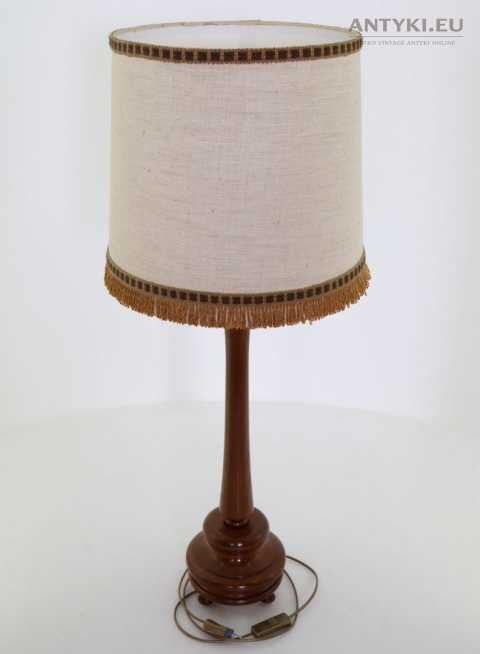 wysoka lampa drewniana na stolik