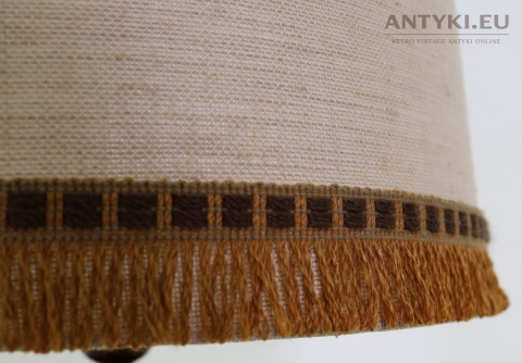 wysoka lampa z abażurem