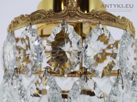 stylowa lampa sufitowa z kryształowymi zawieszkami