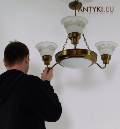 lampa sufitowa mosiężna retro z mlecznym szkłem