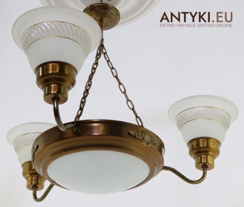 stary klasyczny żyrandol mosiężny z trzema kloszami