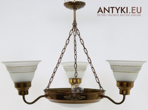 żyrandol z kloszami dookoła i plafonem w środku