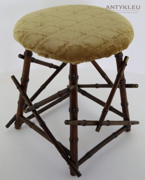 drewniany stołek w stylu kolonialnym z epoki