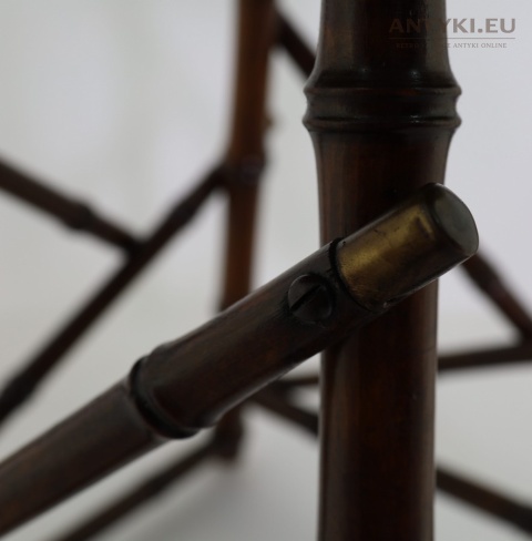 antyczny stołek z mosiężnymi detalami