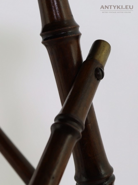 stylowy stołek kolonialny z mosiężnymi końcówkami