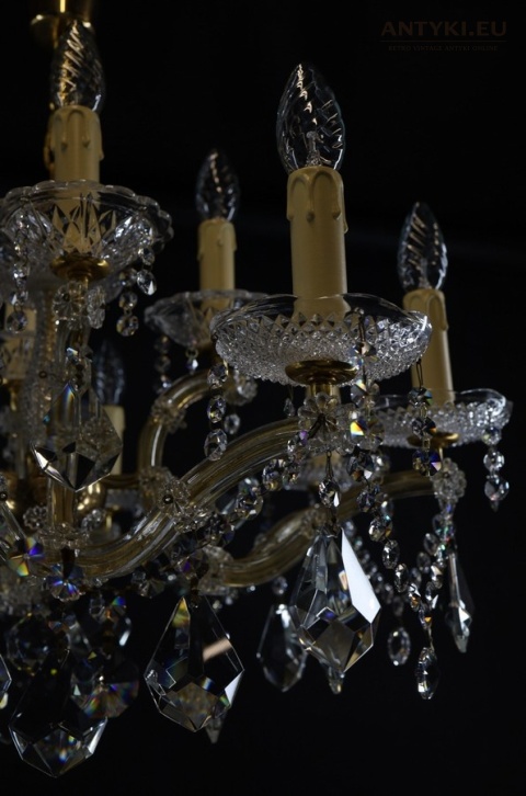 kryształowe zawieszki w żyrandolu retro