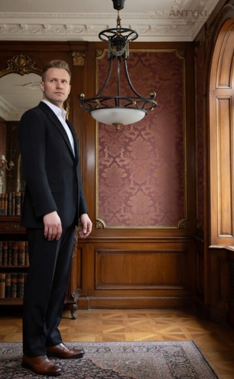 stary żyrandol z patyną