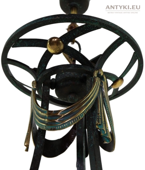 żyrandol z zieloną patyną