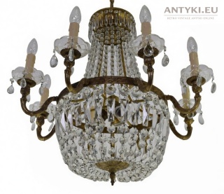 Elegancki austriacki żyrandol z kryształami i mosiężnymi ramionami – luksusowy akcent do stylowych wnętrz