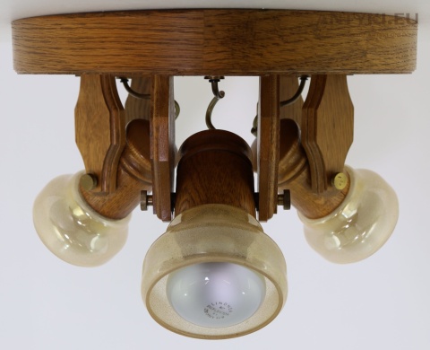duży plafon vintage z trzema regulowanymi lampami