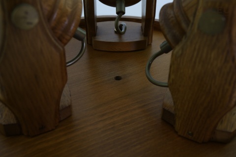 plafon drewniany z trzema kloszami