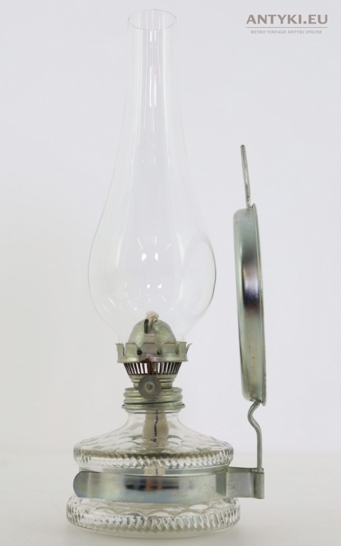 starodawna lampka naftowa z kominem szklanym