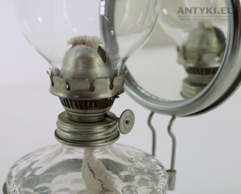 lampa naftowa z lustrem odbijającym światło