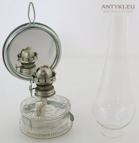 stylowa lampka naftowa z dużym kominem szklanym