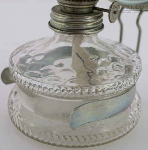 klasyczna lampa naftowa z knotem i lustrem