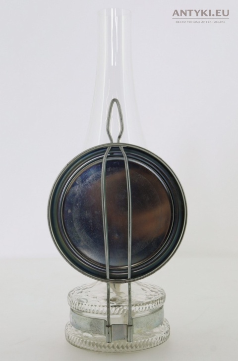 lampa naftowa retro z metalową konstrukcją
