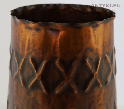 ręcznie młotkowany pojemnik miedziany