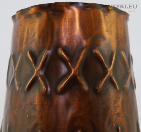 miedziany pojemnik z tłoczeniami