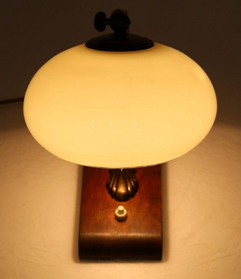kremowa lampa art deco na biurko