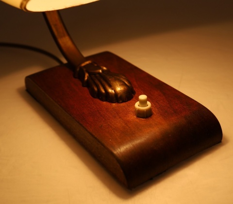Oryginalna lampka biurkowa Art Deco z brązu i drewna z ruchomym kloszem – początek XX w.