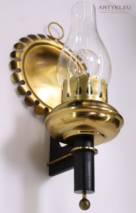 kinkiet stylizowany na lampę naftową