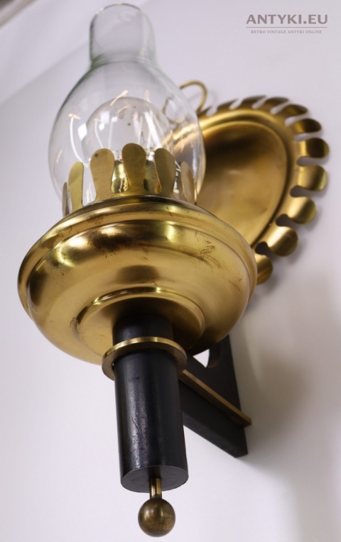 mosiężna lampa ścienna w stylu naftowej