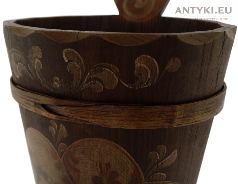 drewniany pojemnik na parasole do karczmy