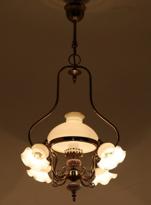 lampa z mlecznymi kloszami vintage