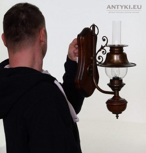 lampa ścienna z litego drewna i mosiądzu