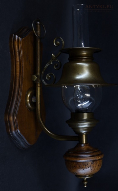 rustykalne oświetlenie ścienne z epoki