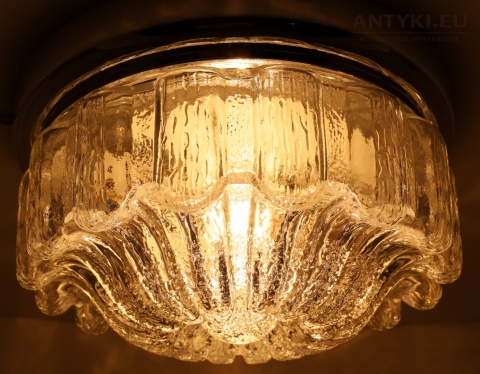 plafon z chromowanym pierścieniem