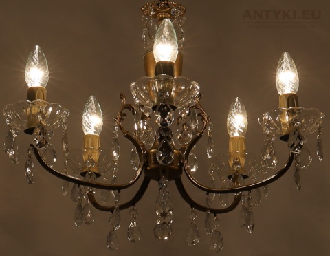 francuski żyrandol z kryształowymi zawieszkami
