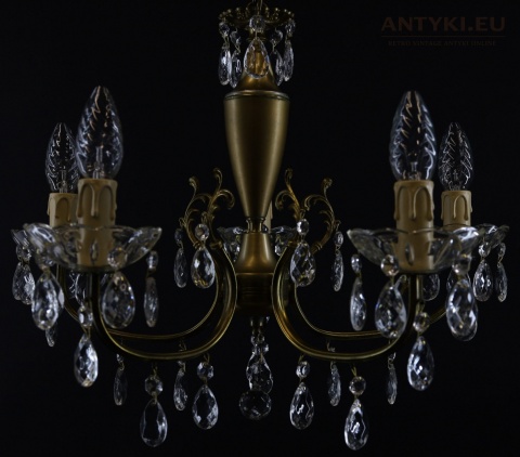 stary żyrandol z kryształami