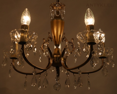 antyczny żyrandol z kryształami do jadalni