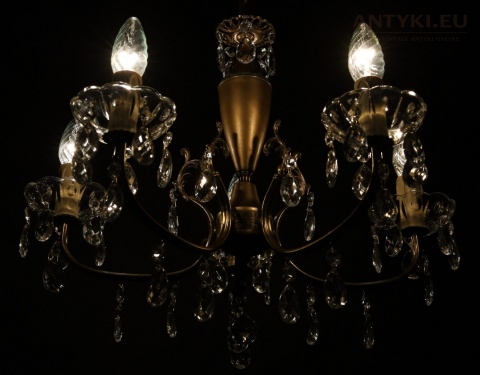 stylowy żyrandol z kryształami
