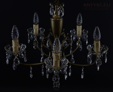 żyrandol z epoki z kryształowymi kroplami
