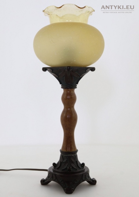 lampa vintage na stolik