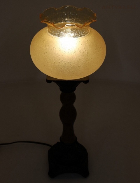 lampa dekoracyjna z kloszem szklanym