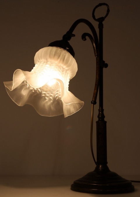 stylowa lampa stołowa z epoki