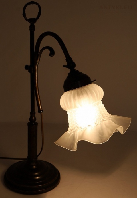 lampa stołowa retro z kloszem szklanym